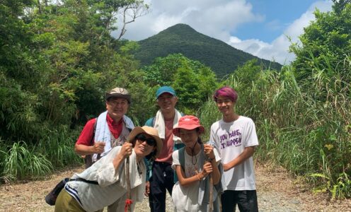 亜熱帯の森トレッキングの様子